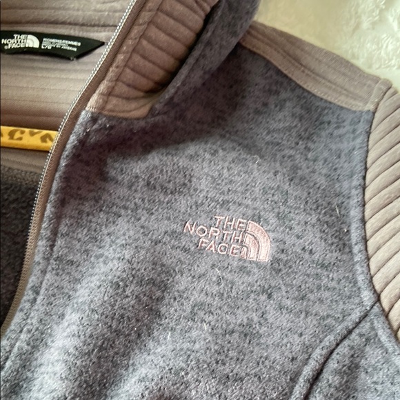 The North Face Gray Utility Jacket with Hood and Fitted Silhouette - Picture 3 of 7